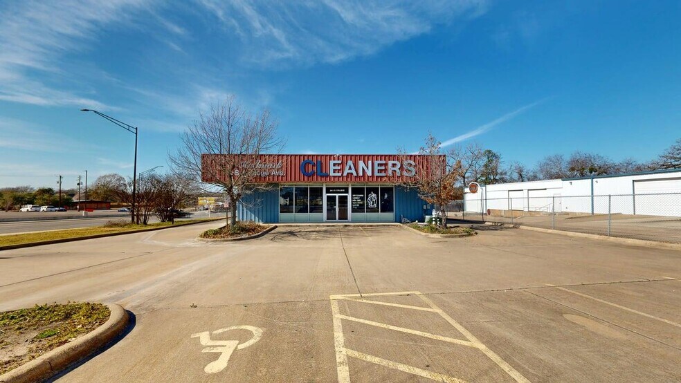 3611 S College Ave, Bryan, TX à vendre - Photo de l’immeuble – Image 1 sur 13