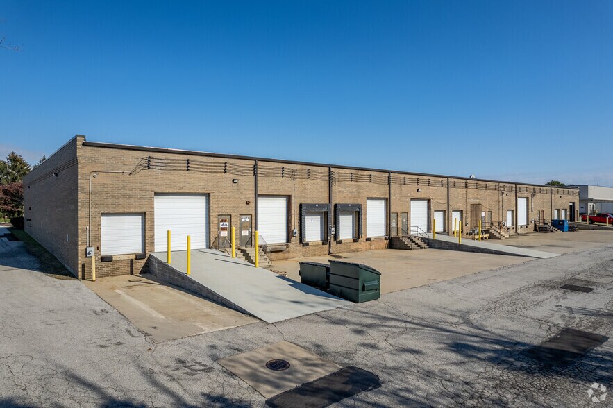 6950 Engle Rd, Middleburg Heights, OH à louer - Photo de l’immeuble – Image 3 sur 6
