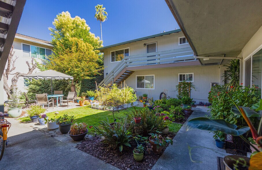 1560 San Antonio St, Menlo Park, CA à vendre - Photo de l’immeuble – Image 2 sur 10