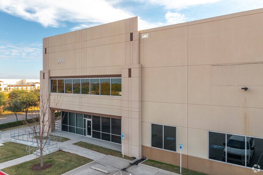 3951 Corporate Dr, Lancaster, TX à louer - Photo de l’immeuble – Image 3 sur 4