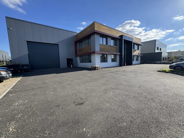 Local d'activités dans Ennery à vendre - Photo de l’immeuble – Image 1 sur 25