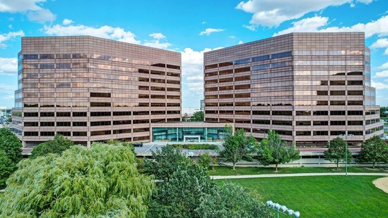 1 Mid America Plz, Oakbrook Terrace, IL à louer - Photo de l’immeuble – Image 2 sur 16
