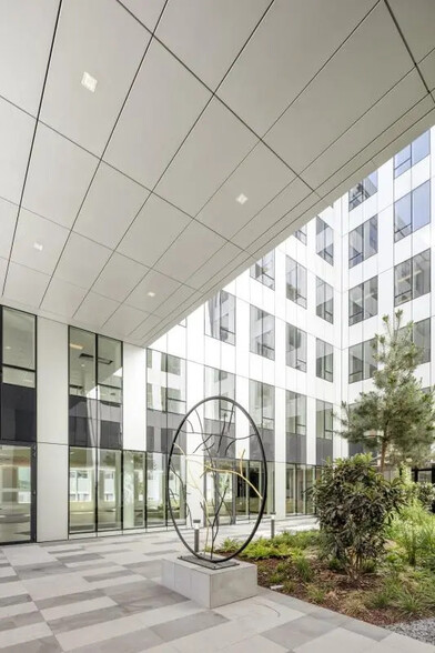 3 Place Louis Renault, Rueil-Malmaison à louer - Photo de l’immeuble – Image 2 sur 5