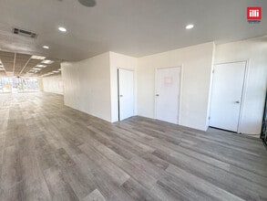 18353 Sherman Way, Reseda, CA à louer Photo intérieure– Image 2 sur 3