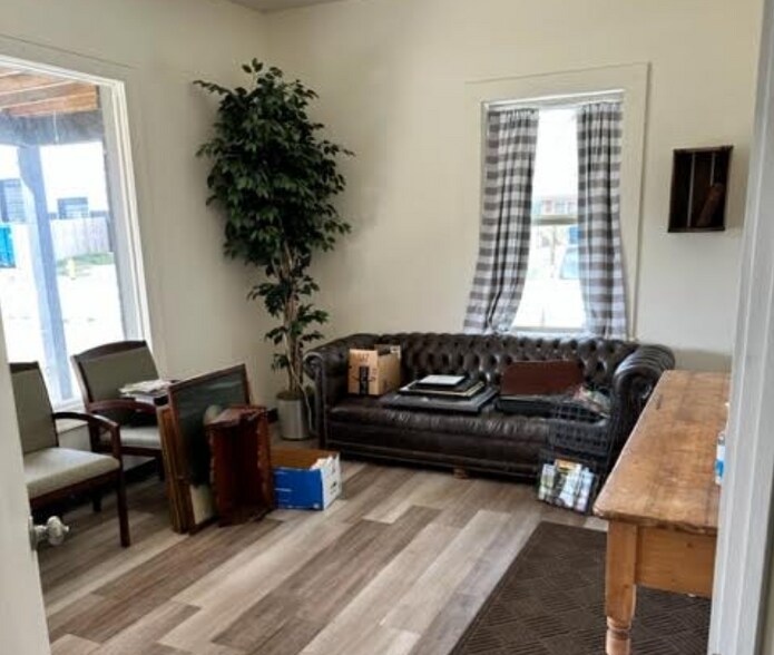 2117 S Stewart Ave, Springfield, MO à louer - Photo de l’immeuble – Image 3 sur 5