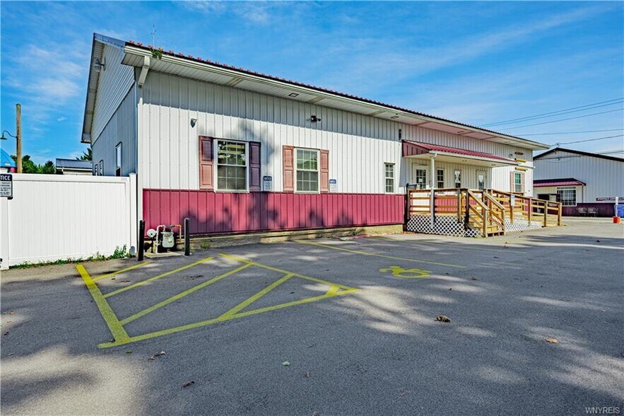 6115 1st St, Newfane, NY à vendre - Photo de l’immeuble – Image 3 sur 48