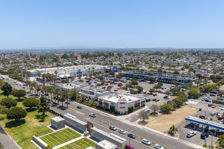 8112 Talbert Ave, Huntington Beach, CA à vendre - Photo de l’immeuble – Image 3 sur 5