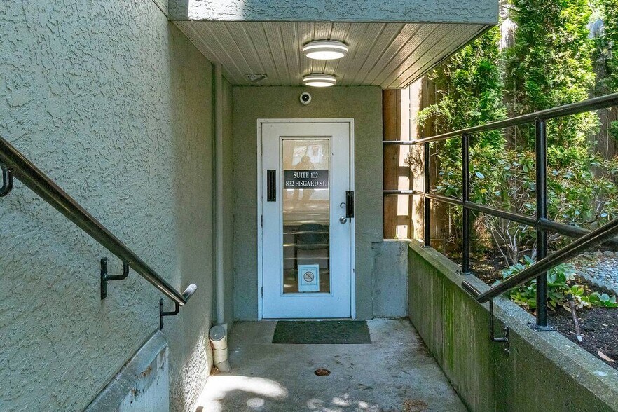 832 Fisgard St, Victoria, BC à vendre - Photo de l’immeuble – Image 2 sur 3