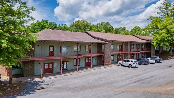2700 S Roan St, Johnson City, TN à louer - Photo de l’immeuble – Image 2 sur 14