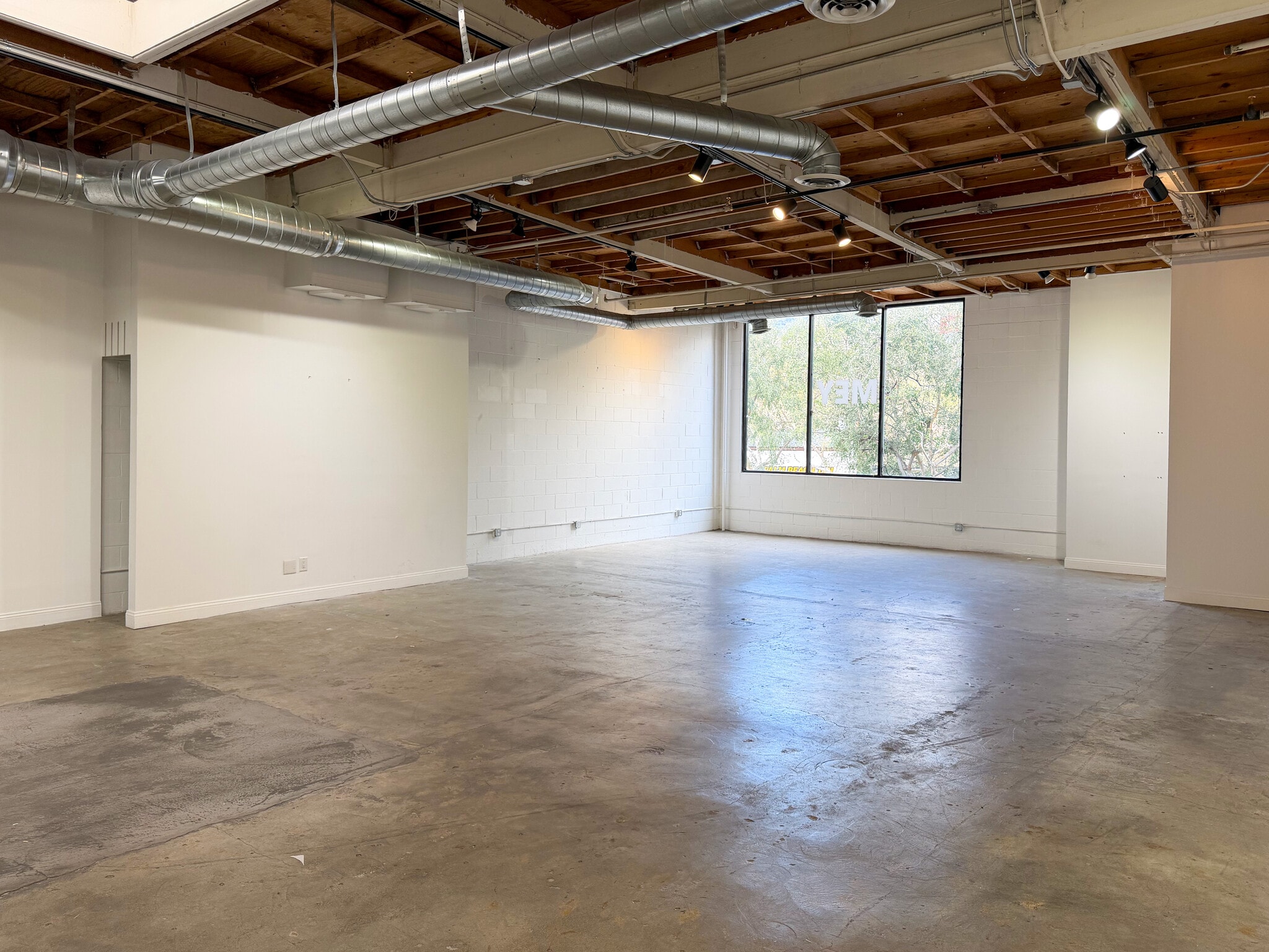 8714 Santa Monica Blvd, West Hollywood, CA à louer Photo intérieure– Image 1 sur 6
