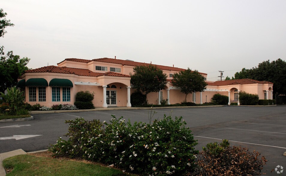 710 N Mountain Ave, Ontario, CA à louer - Photo de l’immeuble – Image 2 sur 5