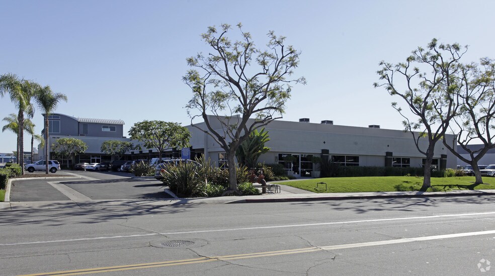 3130-3140 Airway Ave, Costa Mesa, CA à louer - Photo de l’immeuble – Image 3 sur 5