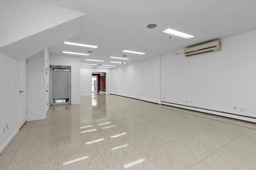 1844 College Point Blvd, College Point, NY à louer - Photo de l’immeuble – Image 2 sur 24