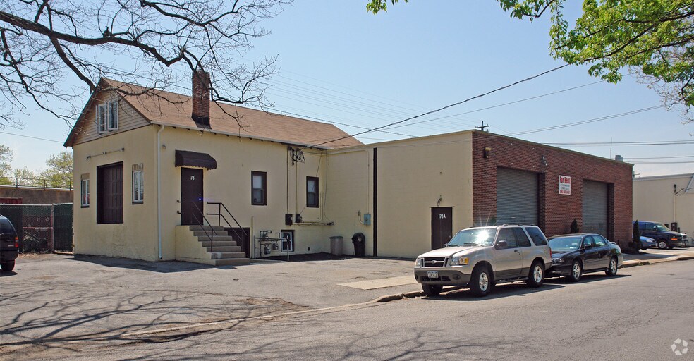 178 E Hawthorne Ave, Valley Stream, NY à louer - Photo de l’immeuble – Image 1 sur 5