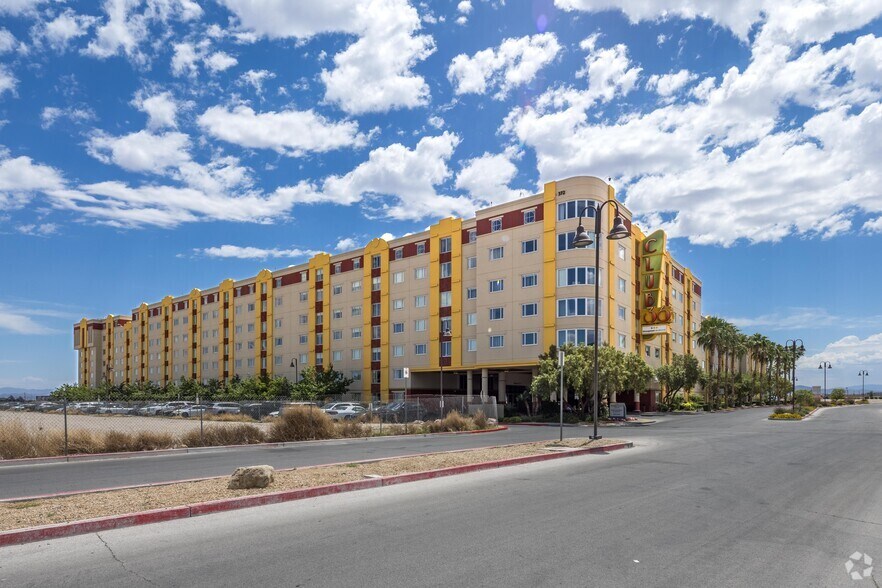 372 E Tropicana Ave, Las Vegas, NV à louer - Photo de l’immeuble – Image 3 sur 4
