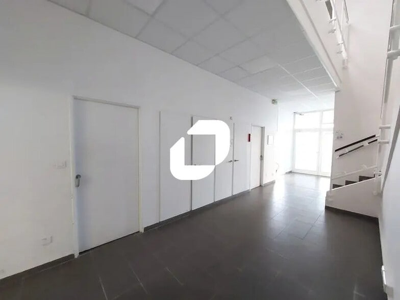 Bureau dans Montigny-le-Bretonneux à vendre - Photo intérieure – Image 3 sur 20