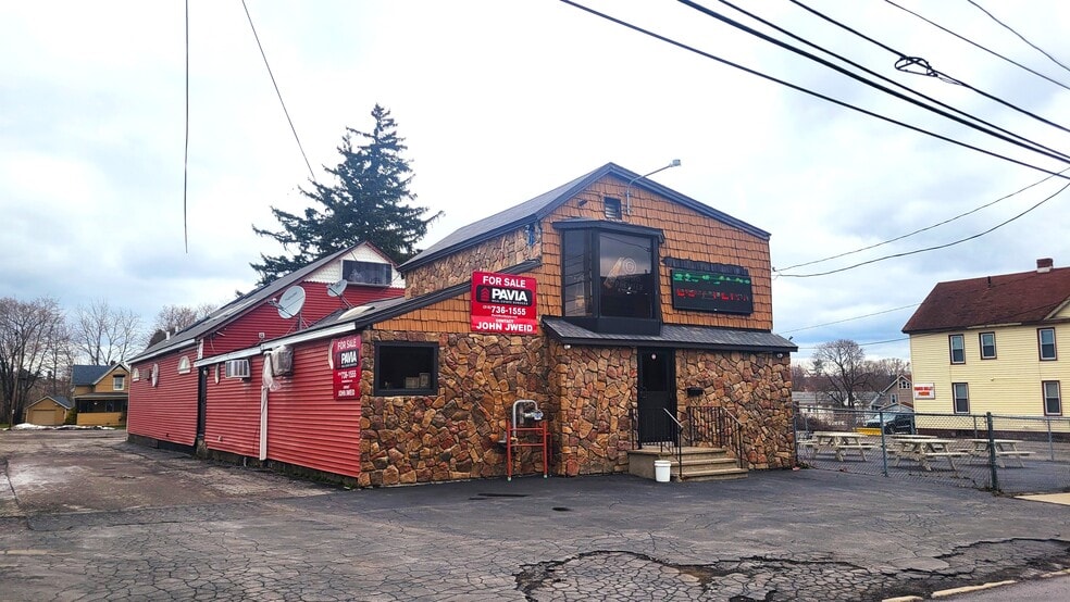 1692 Bennett St, Utica, NY à vendre - Photo principale – Image 1 sur 21