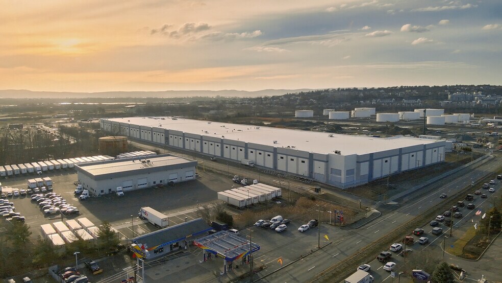 101 Lee Burbank Hwy, Revere, MA à louer - Photo principale – Image 1 sur 9