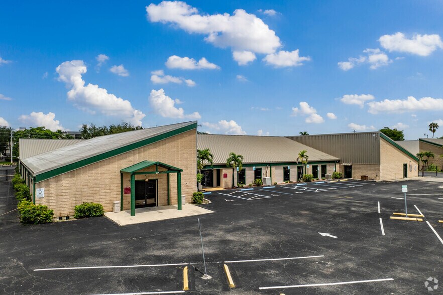 2120 Collier Ave, Fort Myers, FL à louer - Photo de l’immeuble – Image 3 sur 30