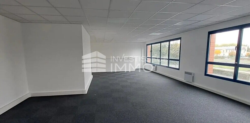 Local d’activités dans Lieusaint à louer - Photo de l’immeuble – Image 2 sur 3