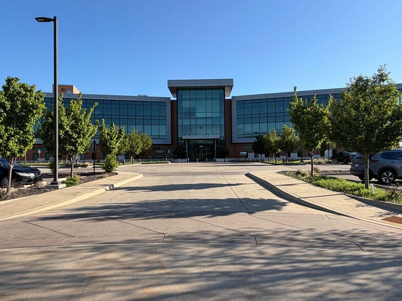 Office Building and Retail Center portefeuille de 2 biens à vendre sur LoopNet.fr - Photo principale – Image 1 sur 5