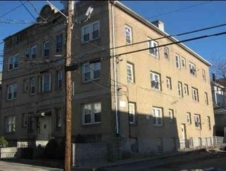 126 W Sumner Ave, Central Falls, RI à vendre - Photo principale – Image 1 sur 1