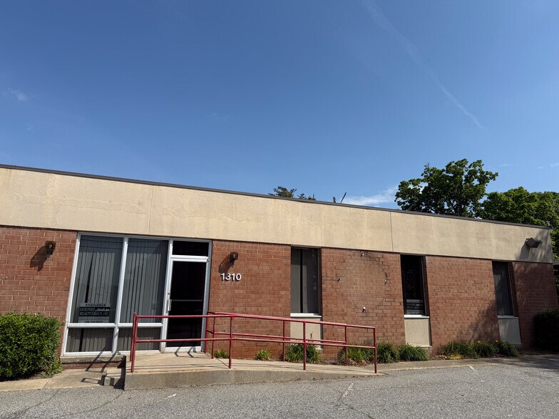 1310 Beaman Pl, Greensboro, NC à louer - Photo de l’immeuble – Image 2 sur 24