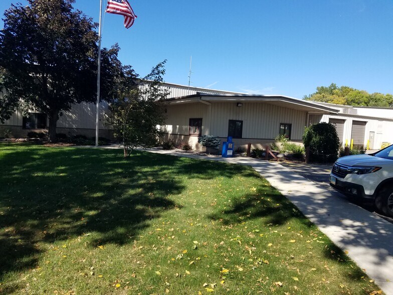 2208 Trott Ave SW, Willmar, MN à vendre - Photo principale – Image 1 sur 50
