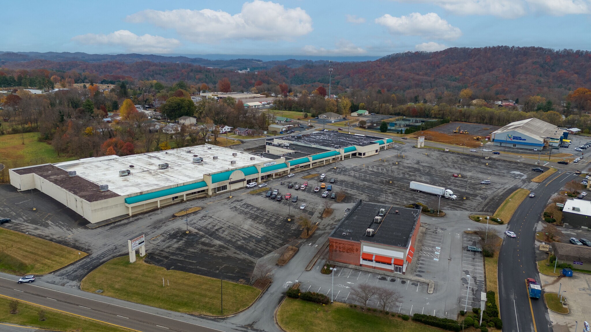 1375 Volunteer Pky, Bristol, TN à louer Photo principale– Image 1 sur 12