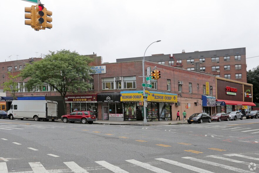 51-02-51-06 31st Ave, Woodside, NY à louer - Photo principale – Image 2 sur 4