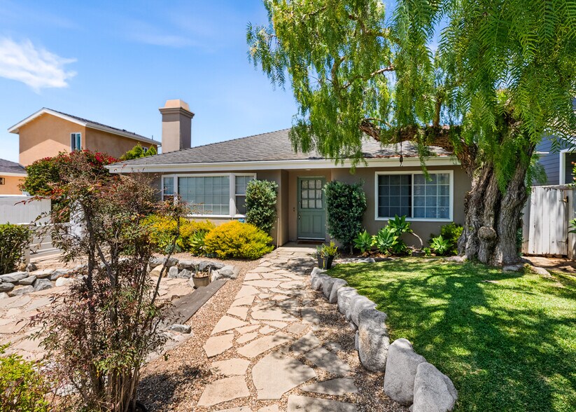 174 Flower St, Costa Mesa, CA à vendre - Photo de l’immeuble – Image 3 sur 10