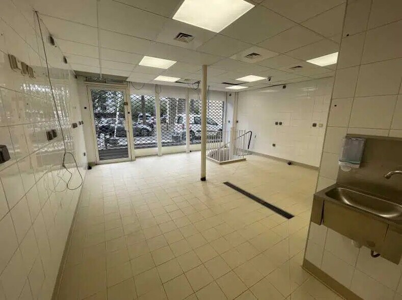 Local commercial dans Paris à vendre - Photo de l’immeuble – Image 3 sur 9