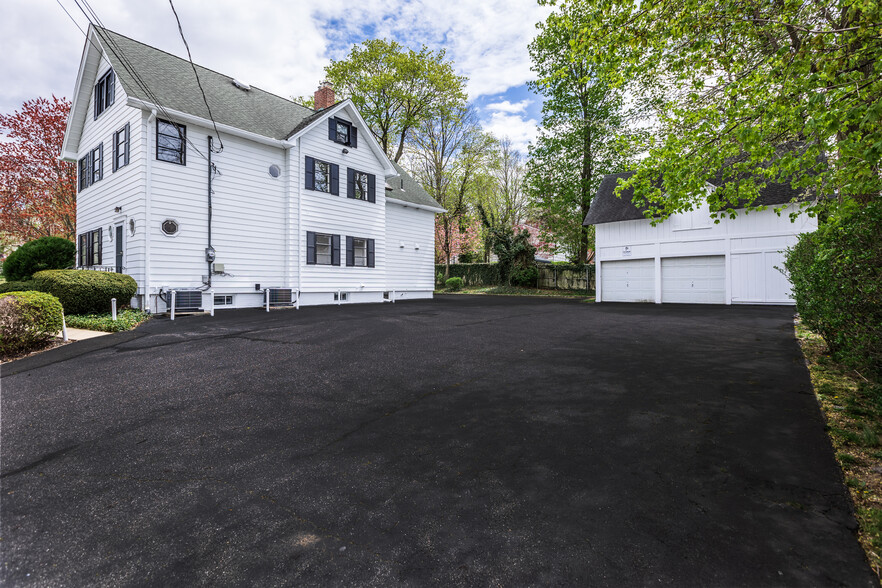 100 E Carver St, Huntington, NY à louer - Photo de l’immeuble – Image 3 sur 12