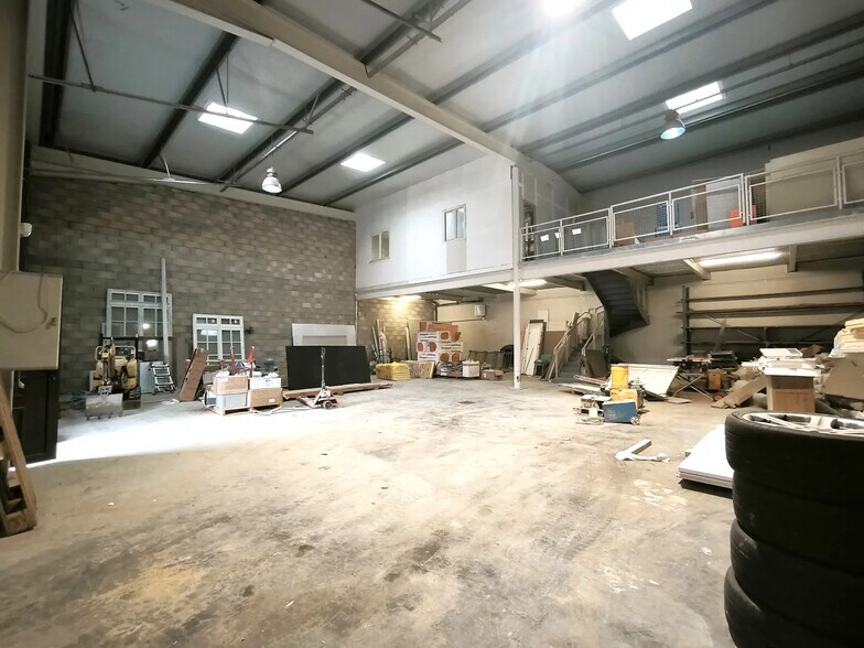 Local d'activités dans Deuil-la-Barre à vendre - Photo de l’immeuble – Image 2 sur 5