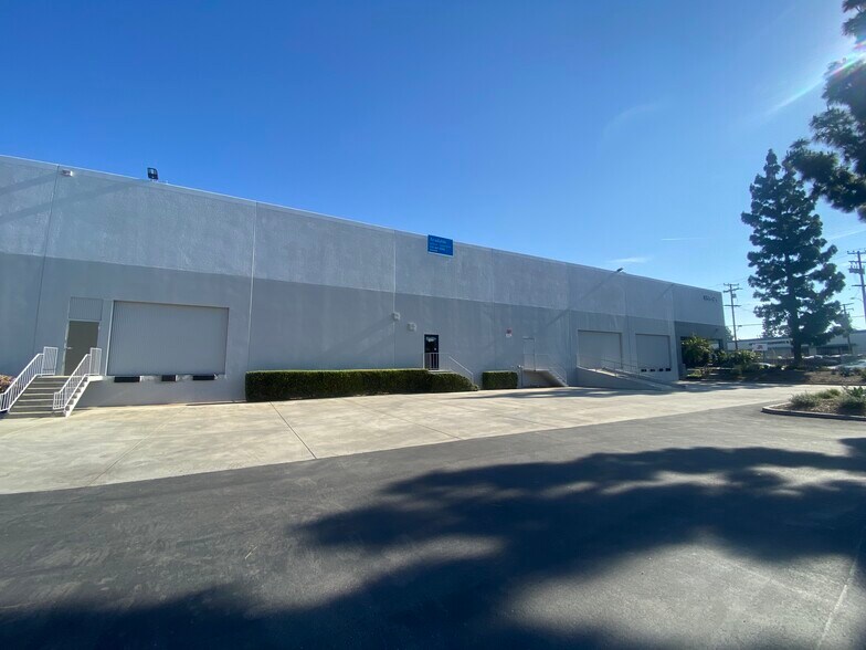6301-6319 Chalet Dr, Commerce, CA à louer - Photo de l’immeuble – Image 1 sur 6