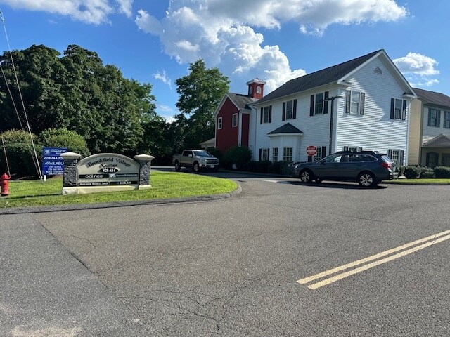 828 Federal Rd, Brookfield, CT à louer - Photo de l’immeuble – Image 2 sur 22