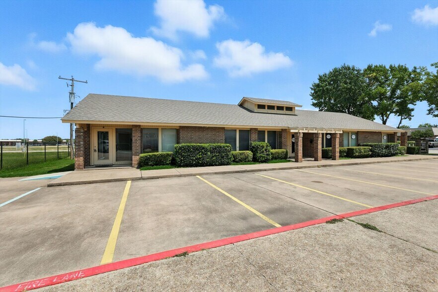 2214 Michigan Ave, Arlington, TX à louer - Photo de l’immeuble – Image 3 sur 17