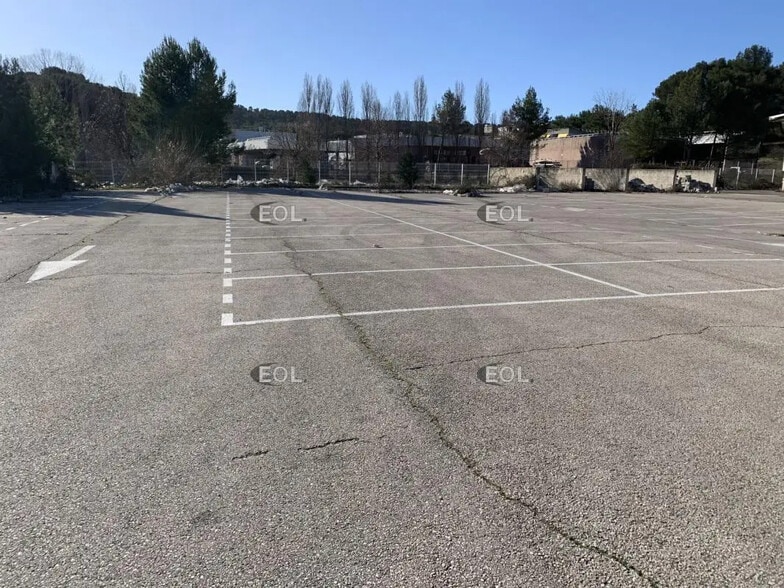 Local d’activités dans Bouc-Bel-Air à louer - Photo de l’immeuble – Image 3 sur 5