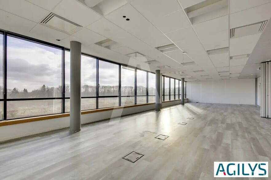 Bureau dans Saclay à louer - Photo de l’immeuble – Image 2 sur 12
