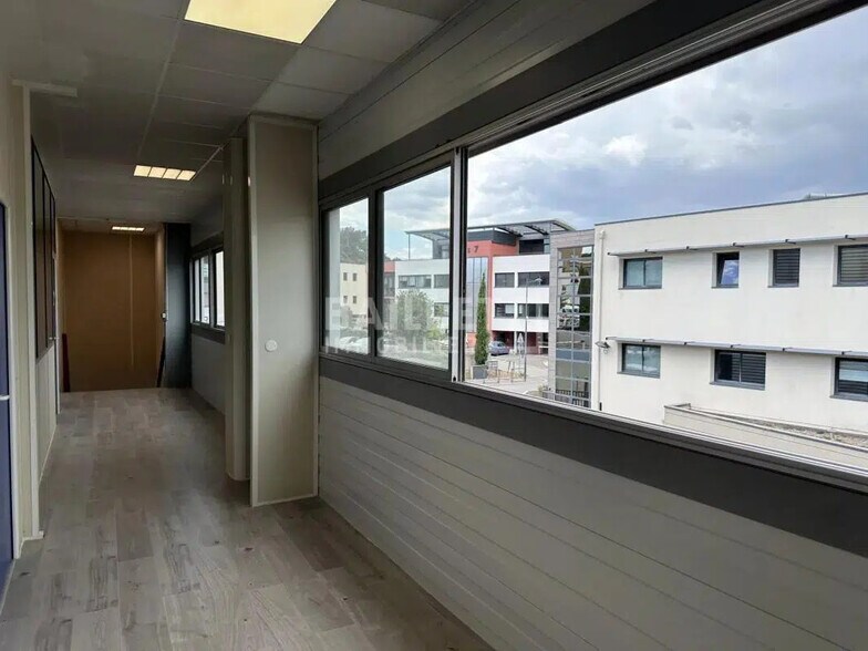 Bureau dans Fréjus à louer - Photo de l’immeuble – Image 3 sur 7