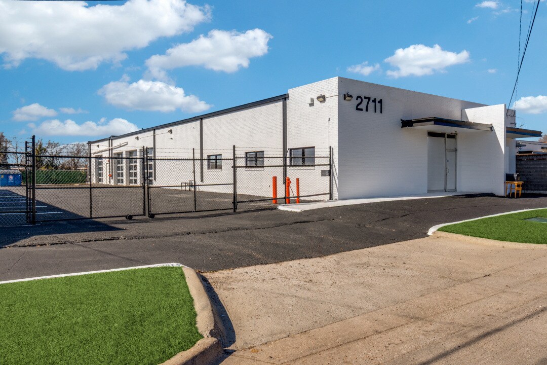 2711 Irving Blvd, Dallas, TX à louer Photo de l’immeuble– Image 1 sur 11