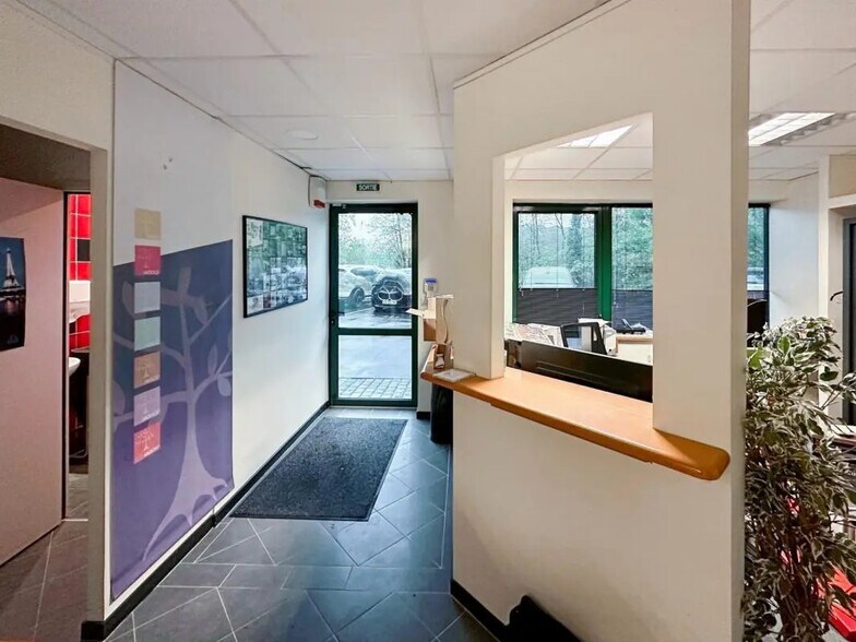 Bureau dans Lissieu à louer - Photo de l’immeuble – Image 1 sur 6