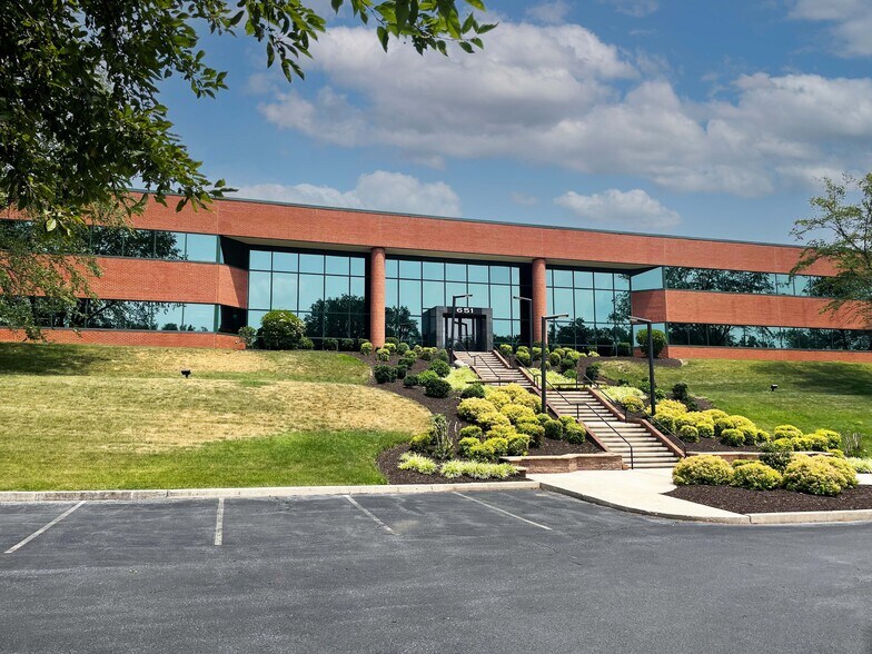 651 E Park Dr, Harrisburg, PA à louer - Photo de l’immeuble – Image 2 sur 8