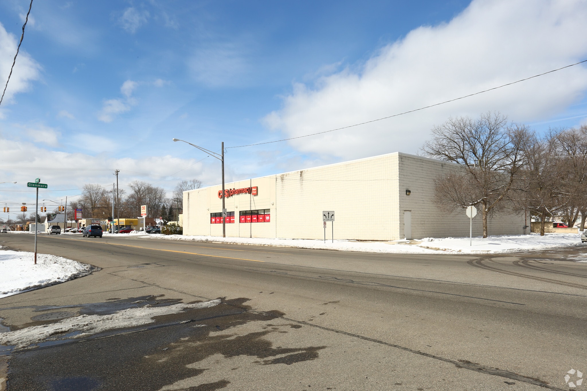 25700 W 7 Mile Rd, Redford, MI à louer Photo de l’immeuble– Image 1 sur 2