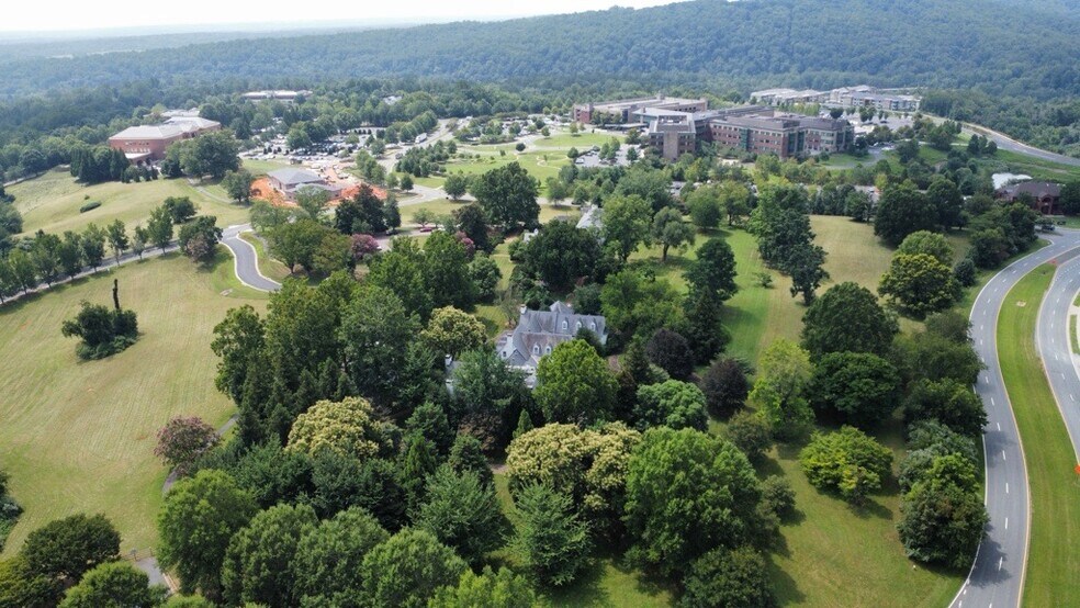 384 Worrell Dr, Charlottesville, VA à vendre - Photo de l’immeuble – Image 2 sur 5