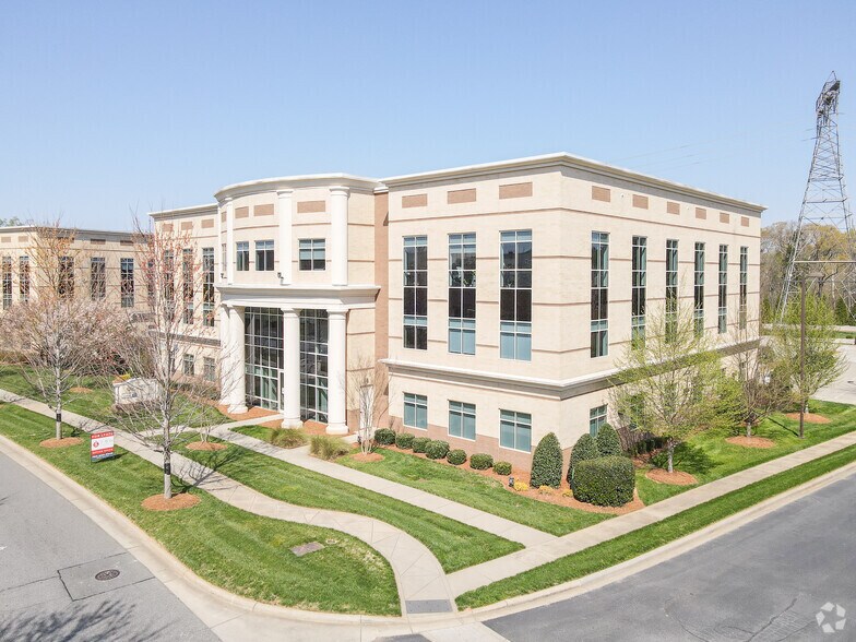 9713 Northcross Center Ct, Huntersville, NC à louer - Photo principale – Image 1 sur 9