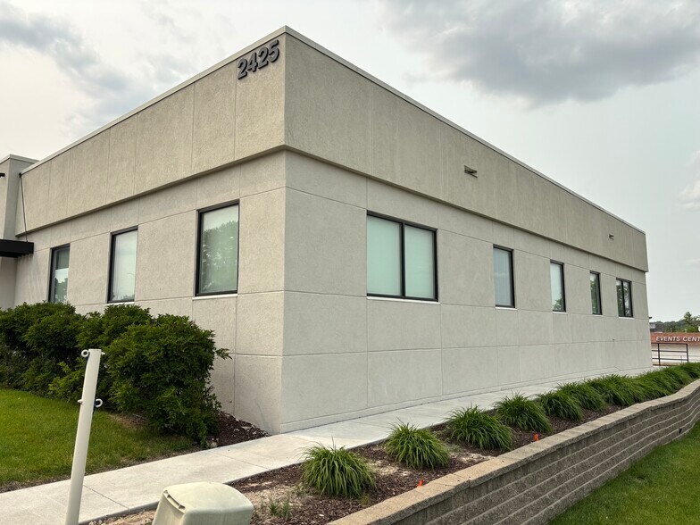 2425 Westown Pky, West Des Moines, IA à vendre - Photo de l’immeuble – Image 3 sur 7