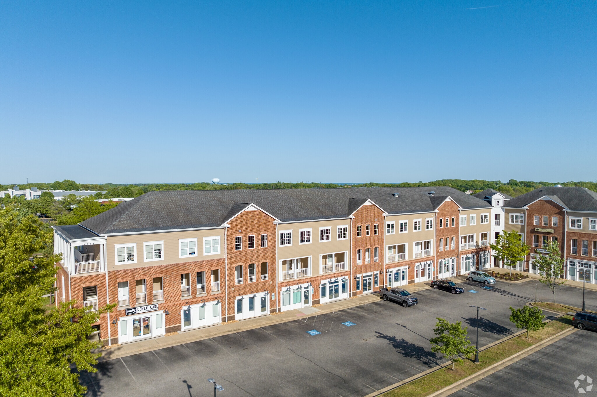 13885 Hedgewood Dr, Woodbridge, VA à vendre Photo principale– Image 1 sur 16