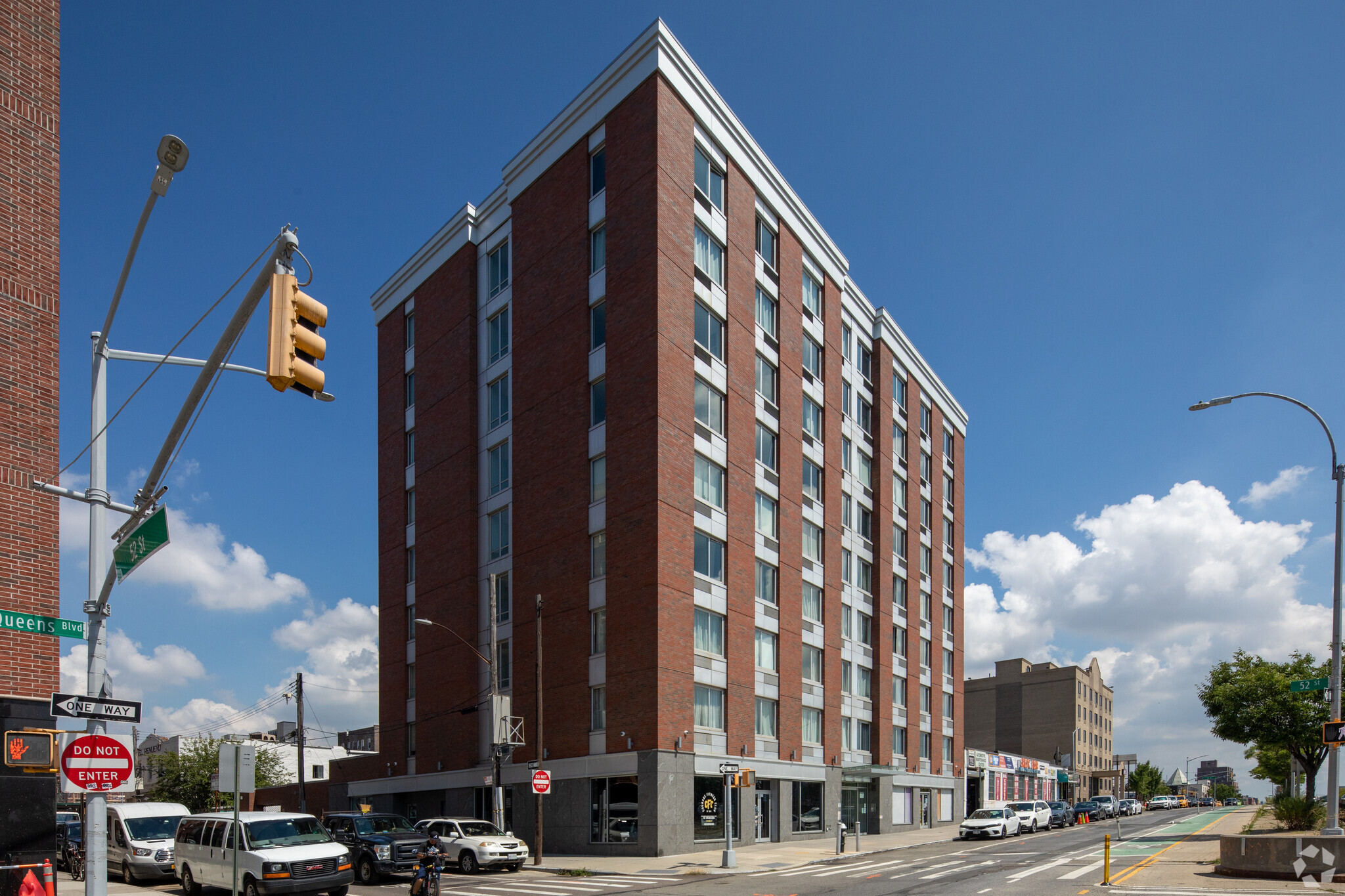 52-07 Queens Blvd, Woodside, NY à louer Photo principale– Image 1 sur 8