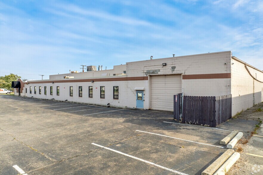 24435 Halsted Rd, Farmington Hills, MI à louer - Photo de l’immeuble – Image 3 sur 24